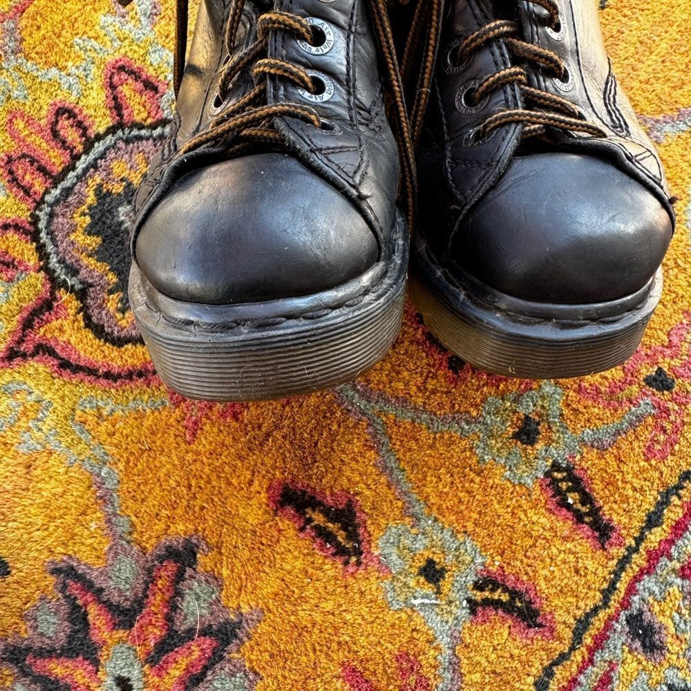 Dr. Martens air wair bouncing soles  Black Leather Boots.  Sz 4 - Picture 7 of 9